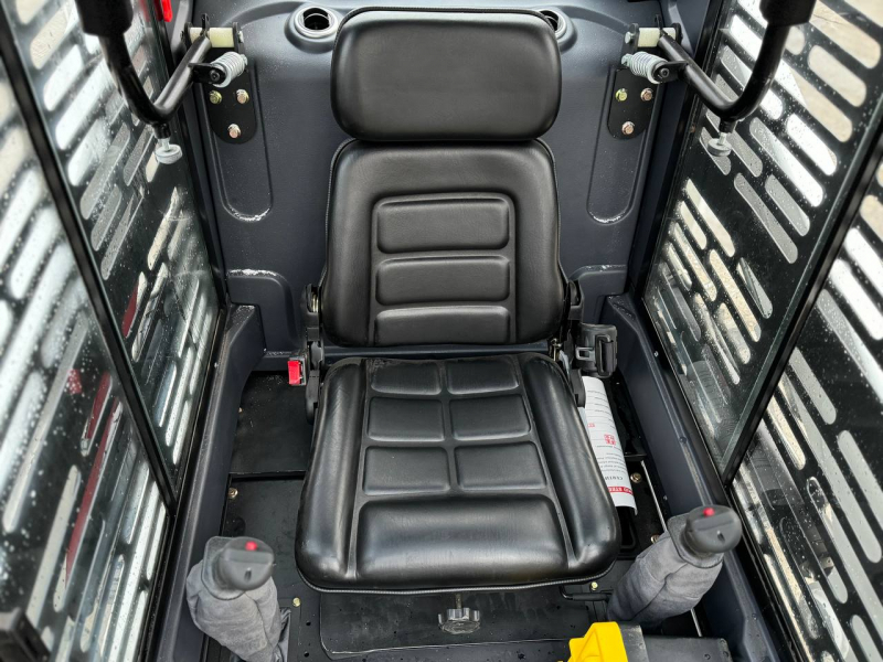 Мини-погрузчик XTRAC S8 (850 кг)