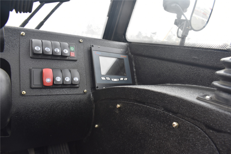 Мини-погрузчик QUADTRAC TH630 (3 т 6 метров, конд, вилы, ковш 2 куба гидростат, Италия)